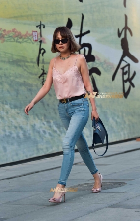 黄昏下的长腿紧牛气质女