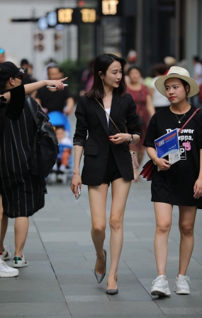 玩手机的小姐姐