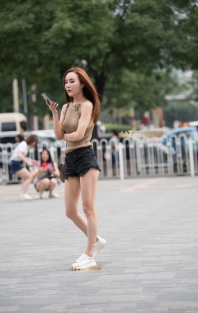 等朋友的黑色热裤美女