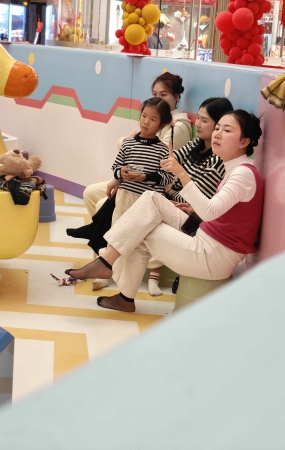 冒死拍到游乐场极品短黑丝人妻，太诱人了