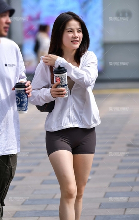 运动瑜伽紧身短裤美女