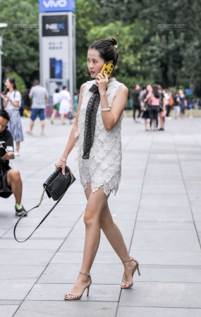 白裙高跟鞋美女