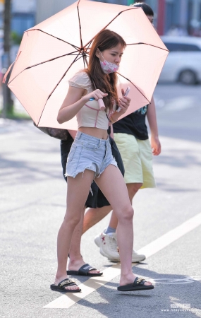 打伞热裤小妹 21-07-28-31