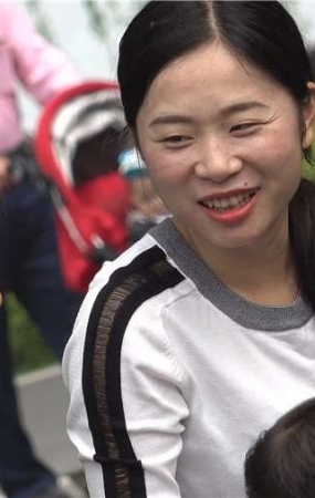 4k-黑色高跟鞋紧身蓝牛街拍美少妇
