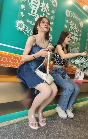 奶茶店极品凉高跟气质女神美腿被察觉