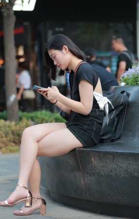 花坛玩手机的美丽大腿-13P