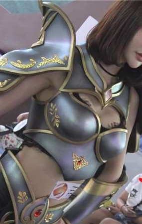 cosplay的小奶牛，猥琐男们都抢着合影。