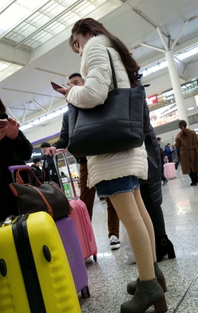 高铁站拍摄丝袜细腿牛仔短裙漂亮长发美女