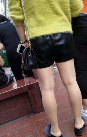 街拍丝袜黄色毛衣美眉