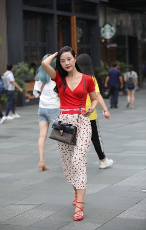 美女今天心情不错