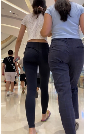 商场里的黑色紧身裤小姐姐