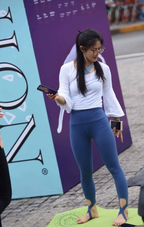 蓝色紧身瑜伽裤美妇