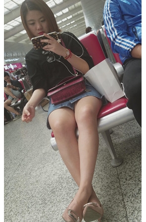 热裤，裸腿