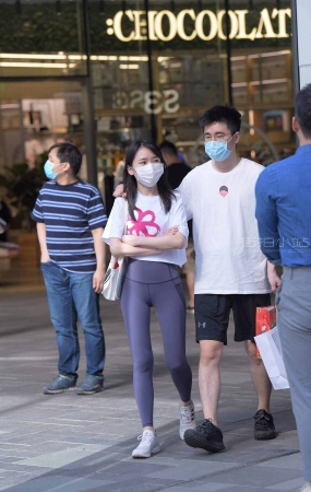 街拍漂亮的紧身瑜伽裤女友