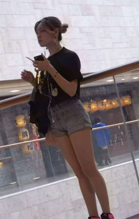 逛商场的超短热裤女