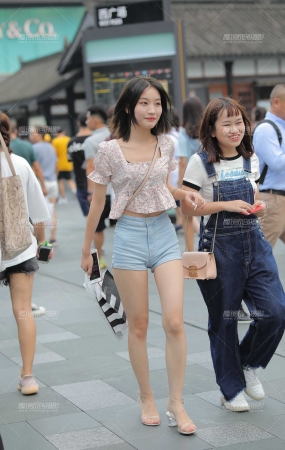 清新热裤学妹