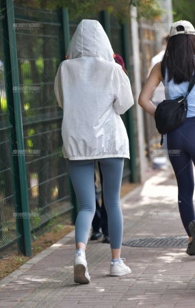 苗条紧身裤美女