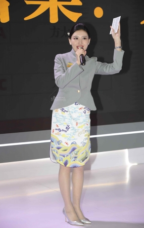 【街拍心灵】海航乘务长主持活动灰丝细街拍高跟优雅美