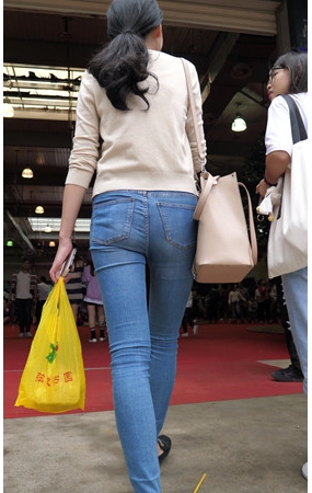 蓝色牛仔裤美女