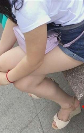 清纯牛仔热裤小妹石凳上坐着，清纯白腿。