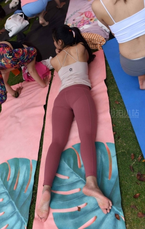 美女练习瑜伽