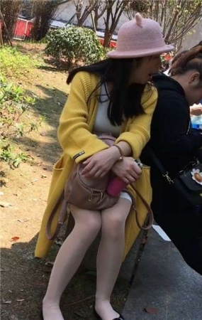 带帽子的丝足少妇