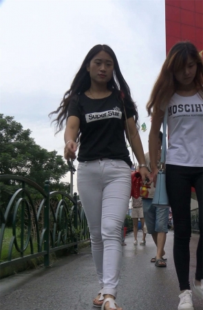超紧身白裤黑T恤美女