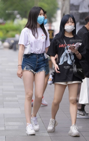 热裤大白腿女孩