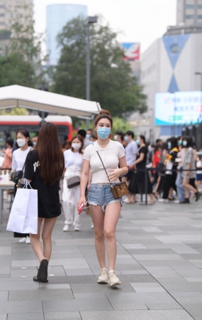 漂亮的热裤小姐姐