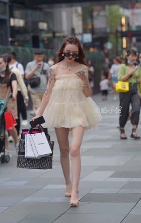 大墨镜美女
