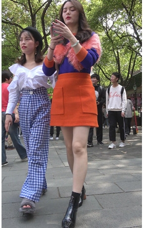 玩手机的高腰时尚小姐姐