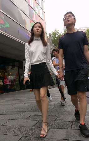 跟拍短裙女友