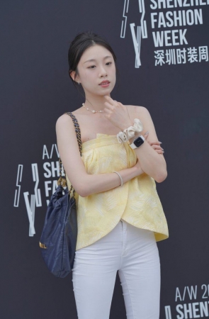 4k-地铁上摊着玩手机的性感黑丝长腿美女