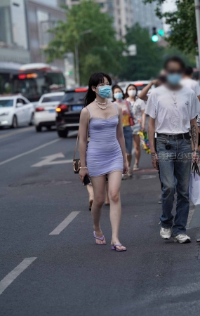 街拍紧身紫色小短裙妹子
