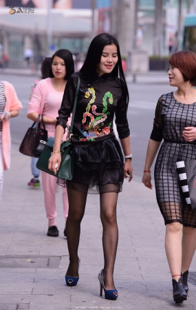 性感的豹纹吊带裙美女