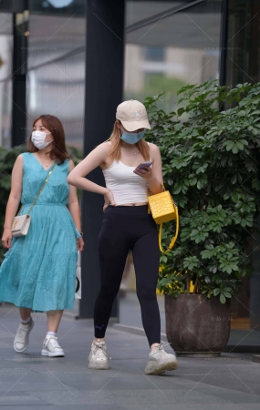 街拍黑色紧身裤美眉