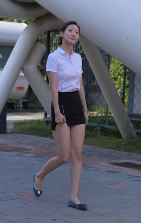 一只麋鹿摄影作品 – 黑色制服包臀裙美女