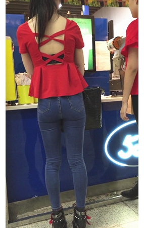 喝奶茶的红衣蓝牛紧身美女