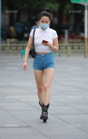 蓝牛热裤小妹