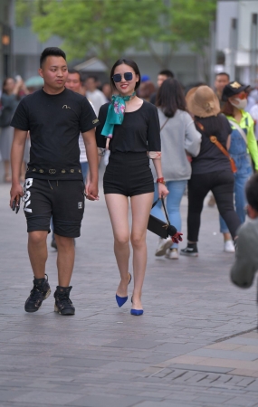 性感白嫩长腿美女