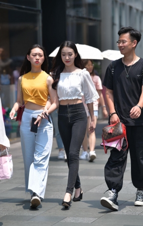 黑色高腰裤小姐姐