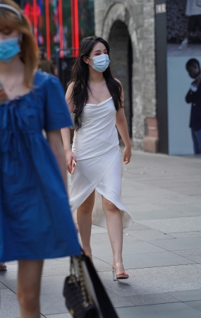 白色吊带连体长裙美女