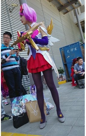 漂亮的高跟紫色SWcosplay美女