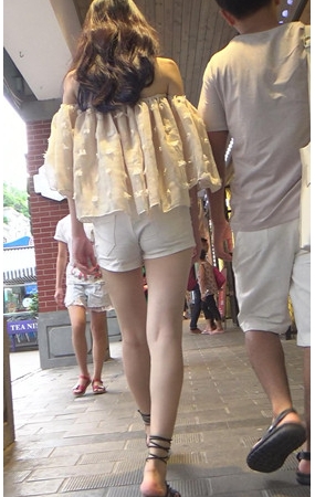 和男友逛街的妹子