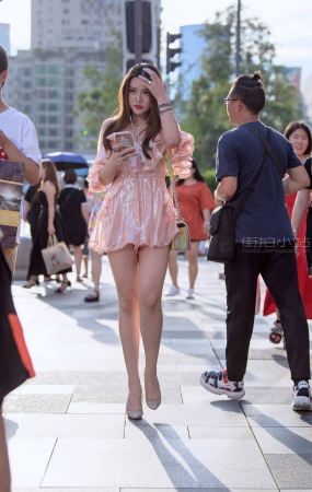 街拍大长腿高跟美女