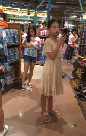 白色连衣裙小妹