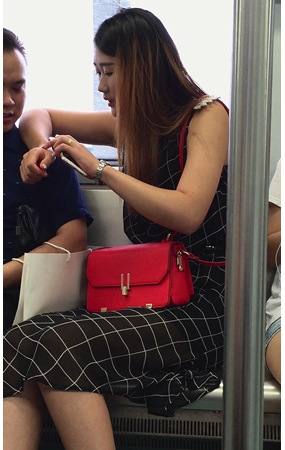 地铁上偶遇笑容甜美的长腿美眉