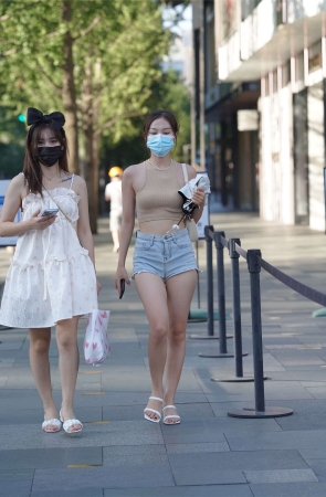 清爽靓丽牛仔短裤
