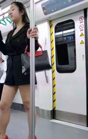 地铁上的妹子