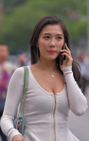 走路带风的女人